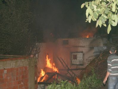 AYVALı - Kumru`da Ev Yangını