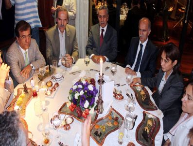 NECATİ ÖZENSOY - Arınç`tan Bursa`da Muhalefete Zeytin Dalı