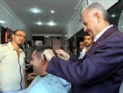 Bakan Yıldırım vatandaşı tıraş etti