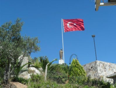 Edremit'te Dev Türk Bayrağı Göz Kamaştırıyor