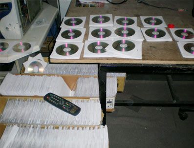 İzmir`de Korsan Cd Operasyonu