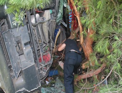 Kamyon Sürücüsü Sıkıştığı Yerden 2 Saat Sonra Çıkartılabildi