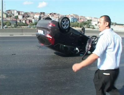 Kız kardeşler takla atan otomobilden yürüyerek çıktı
