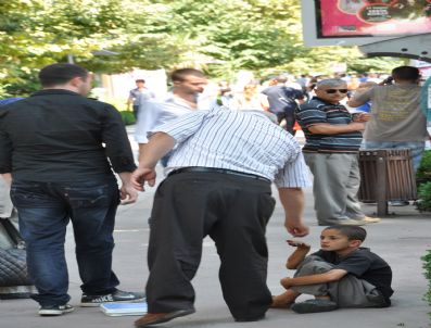 Yaşıtları Tatil Yaparken O Eline Aldığı Baskülü İle Çalışıyor