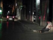 Alkollü Şahıs Cadde Ortasında Sızıp Kaldı
