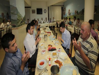 LOKMAN ÖZDEN - Çubuk Belediye Başkanı Özden İftarını Öğrencilerle Açtı