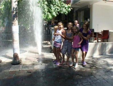 Kadıköy’de Patlayan Su Borusu Çocuklara Eğlence Oldu (özel)