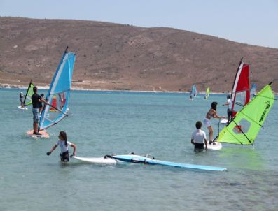 Alaçatı Sörf Severleri Ağırlamaya Devam Ediyor