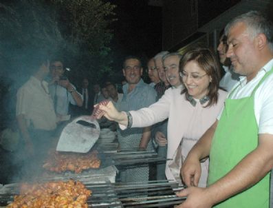 DERYA BAKBAK - Bakan Şahin, Kebap Pişirdi, Ebru Yaptı
