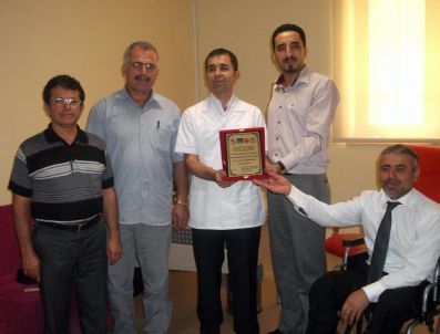 Başhekim Prof.dr. Yusuf Yağmur`a Plaket