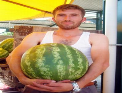 Bigadiç’te 25 Kiloluk Karpuzlar Yetiştirdi