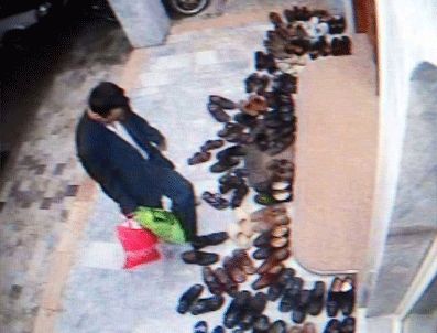 Çaldığı ayakkabıyı beğenmedi, yenisiyle değiştirdi ‎