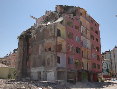 Çöken Binanın Bitişiğindeki Apartmanın Yıkımı Hızlandırıldı