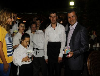 Down Sendromlu Gençlere İftarda Tam Not