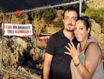 Falezlerde Sürpriz Evlenme Teklifi