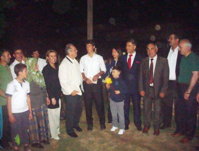 FERDA YILDIRIM - Gümüşhane’nin 11 Kardeşli Sbs Birincisine Vali’den Ödül