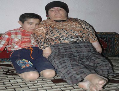 Kalbi Delik Muhammed, Engelli Annesine Bakıyor