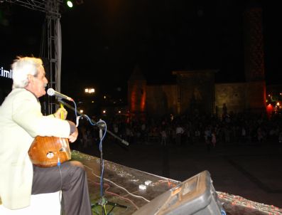 Kent Meydanında Aşıklar Geçidi