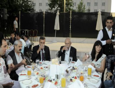 İZZET ÇETİN - Kılıçdaroğlu şehit aileleri ve gazilerle iftar yemeğinde buluştu