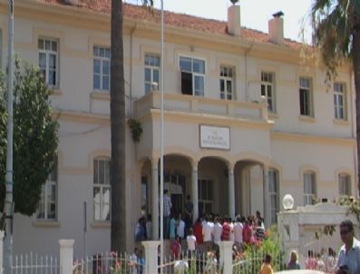 Kuşadası`ndaki İşyerlerine Taklit Marka Baskını Yapıldı