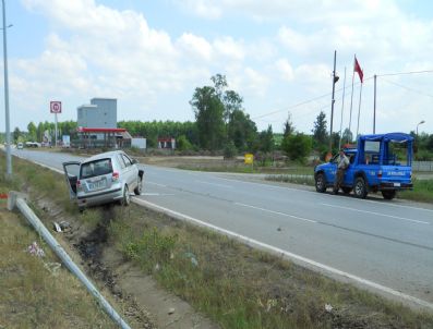 Otomobil Aydınlatma Direğine Çarptı: 2 Yaralı