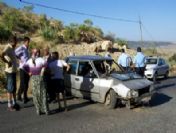 Otomobil Kum Yığınına Çarptı