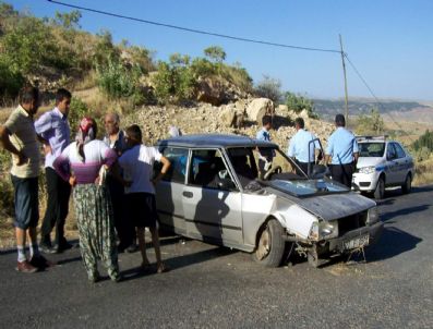 Otomobil Kum Yığınına Çarptı