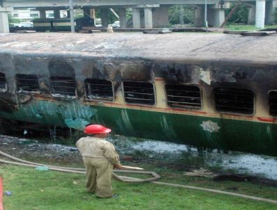 Pakistan’da Yolcu Treninde Yangın
