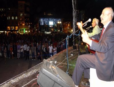 Ramazan Etkinliğinde Halk Ozanları Sahne Aldı