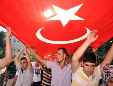 NEBI BOZKURT - Şehit Polisin Cenazesi 1 Kilometrelik Bayrak Eşliğinde Taşındı