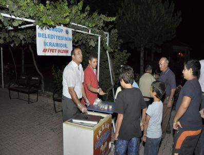 Ürgüp`te Teravih Namazı Sonra Vatandaşlara Dondurma İkramı