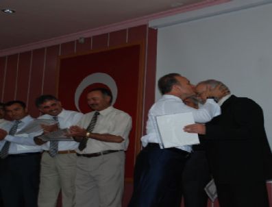 Vali Güner, İl Milli Eğitim Müdürü Peker`i Alnından Öptü