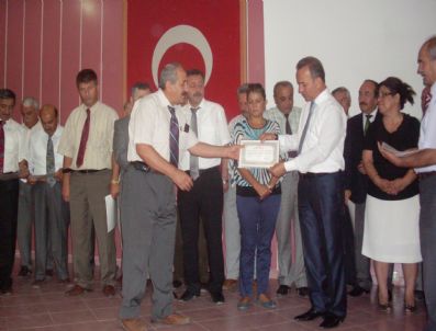 Vali Güner Milli Eğitim Müdürü Peker`i Alnından Öptü