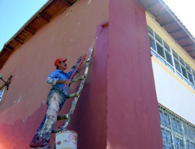 Veliler Okullarını Boyuyor