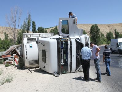 Virajı Alamayan Tır Devrildi: 1 Yaralı