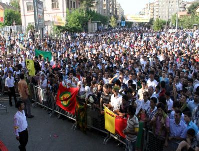 1 Eylül Mitinginde Gazetecilere Çirkin Saldırı