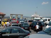 Çanakkale`de Arabalı Vapur Kuyruğu 500 Metreye Ulaştı