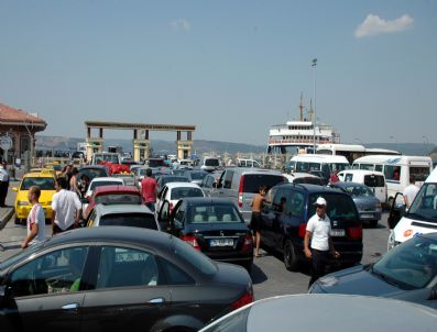 Çanakkale`de Arabalı Vapur Kuyruğu 500 Metreye Ulaştı