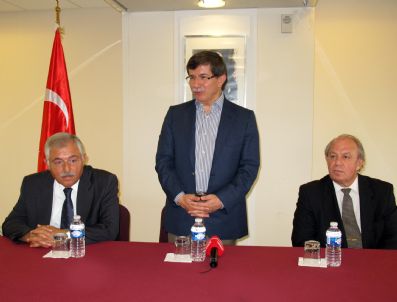 Davutoğlu Paris`te Türk Vatandaşlarıyla Bayramlaştı
