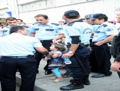 Eşini Çocuklarının Gözü Önünde Bıçakladı