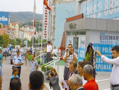 Hastaneye Siyah Çelenk Bıraktılar