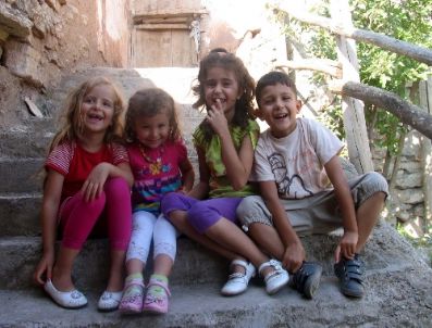 Küçük Kuzenler Bayramlarda Kaynaşıyor