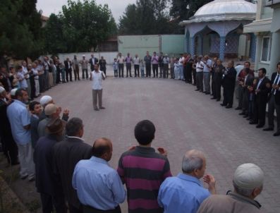 Manavlar, Yüzyıllardır Cami Avlusunda Bayramlaşıyor