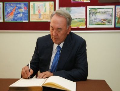 Nazarbayev, Ziyaret Ettiği Kazak-türk Lisesi`ne Övgüler Yağdırdı