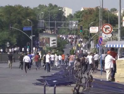 Polise Molotofla Saldıran Göstericiler Kadıköy Meydanı`nı Savaş Alanına Çevirdi