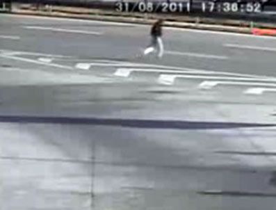 TEM'de karşıdan karşıya geçmeye çalışan adama araba çarptı