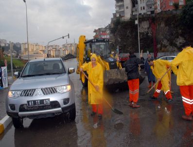 Trabzon`da Sağnak Yağış