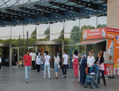 Vatandaşlar, Alışveriş Merkezlerine Akın Etti