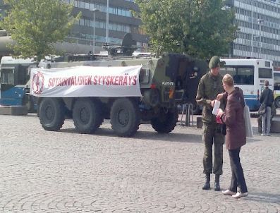 Finlandiya'da Askerler Şehir Meydanında Yardım Topluyor