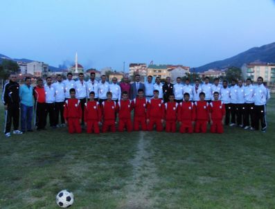 Gemlikspor`a Belediyeden 15 Bin Liralık Malzeme Desteği